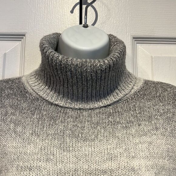 ‎Chaps Grey Two Toned Turtleneck Sweater Size M - Picture 2 of 11